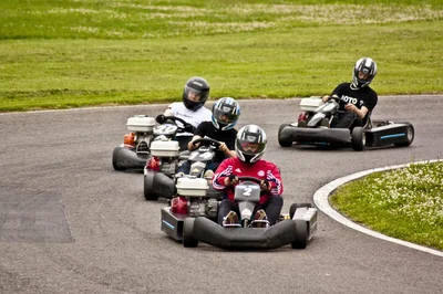 Découvrez les équipements essentiels pour pratiquer le karting en toute sécurité en 2026