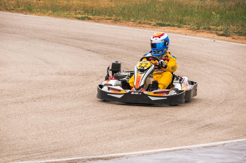 Karting électrique vs karting à essence en 2026 : quel est le meilleur choix ?